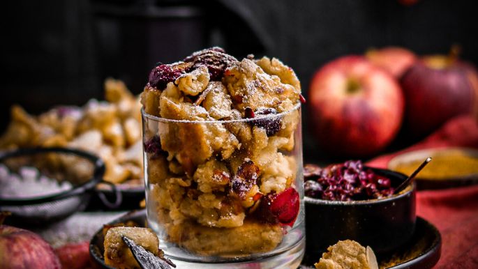 Bratapfel-Kaiserschmarrn auf Teller und rundherum dekoriert