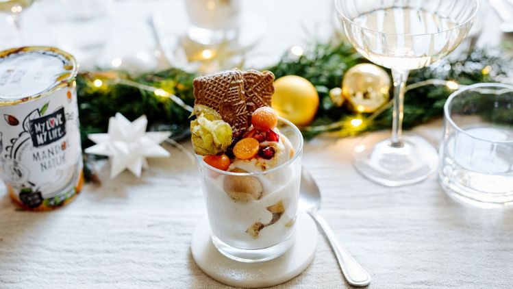 Tiramisu auf weihnachtlich gedecktem Tisch mit Mandel-Joghurtalternative Natur