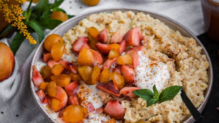 Hirsebrei mit Früchten und rundherum mit Früchten dekoriert
