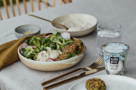 Spinat Falafel mit Feldsalat, Radieschen und Creme in Schüssel auf Tisch gedeckt